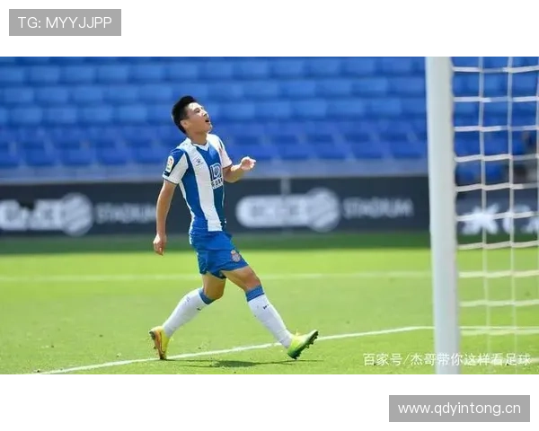 武磊家沙发随手一坐就是豪宅感，我这月工资秒被羞辱